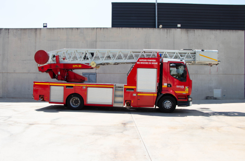 Voici l'Échelle Pivotante Séquentielle, l'un des véhicules de la caserne des sapeurs pompiers d'Aubagne.